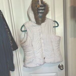 Cute Puffer White Quilted Vest with Faux Fur Trim